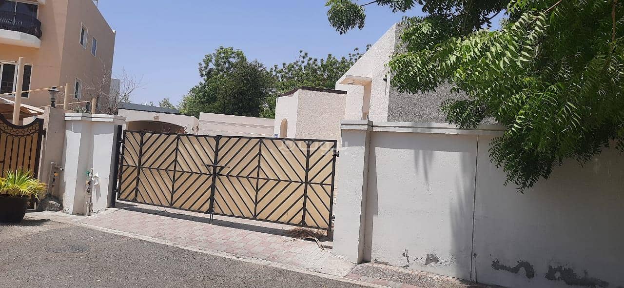 عقار تجاري للإيجار في مدينة السلطان قابوس، مسقط