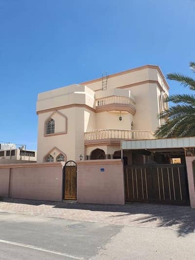 6 Bedroom Villa for Sale in Al Amarat, Muscat - 6 Bedrooms Villa For Sale in Al Amarat, Muscat