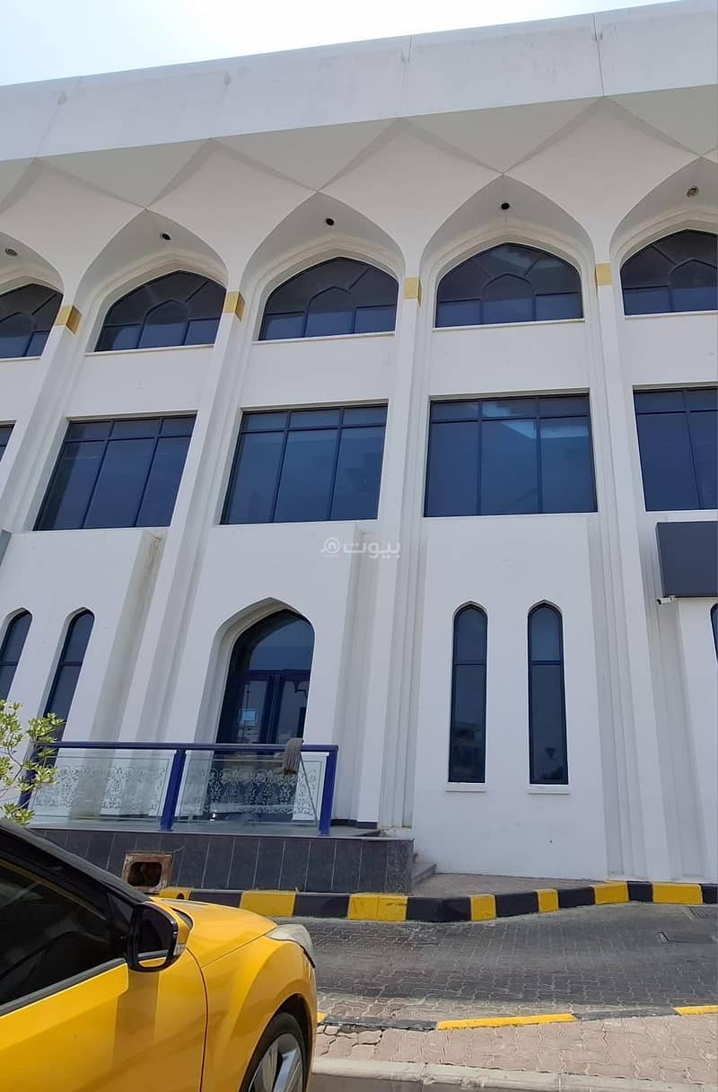 تجارى آخر للايجار في قُرُم، مسقط تجارى آخر للايجار في قُرُم، مسقط