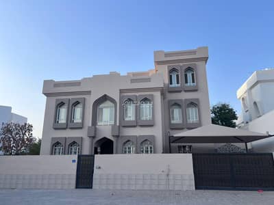 فیلا 4 غرف نوم للبيع في العذيبة، مسقط - فيلا مكونة من 4 غرف نوم للبيع في العزيزية، مسقط