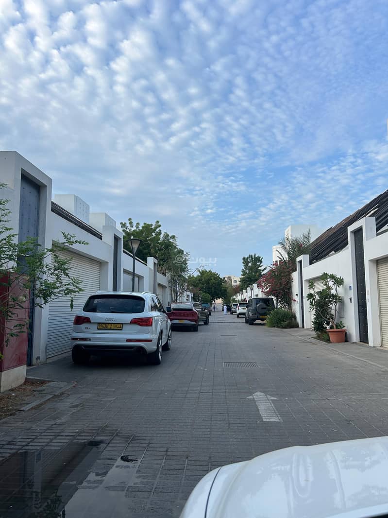 4 Bedrooms Villa For Rent Qurum, Muscat