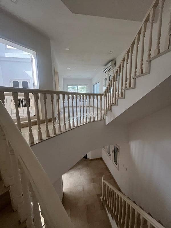 4 Bedrooms Villa For Rent in Qurum, Muscat