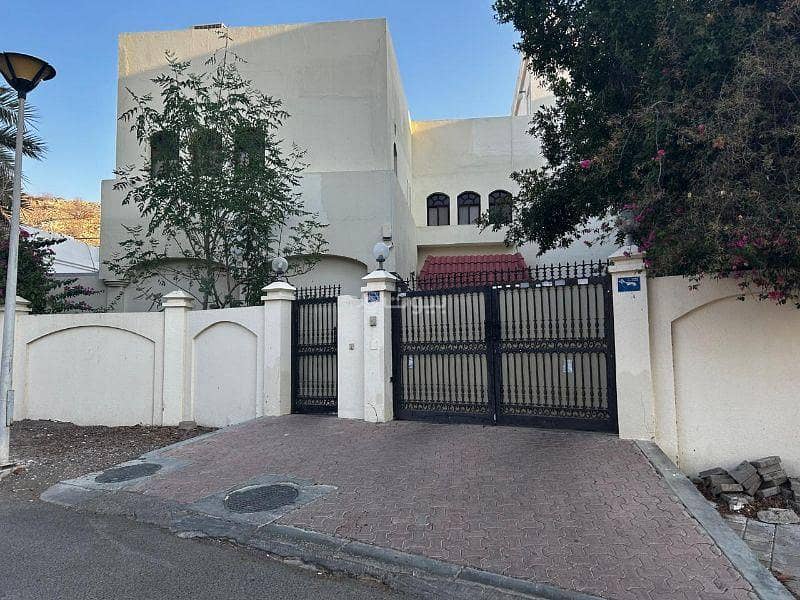 فيلا 5 غرف نوم للإيجار في قُرُم، مسقط
