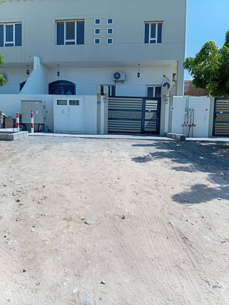 5 Bedrooms Villa For Rent Al Mawaleh, Muscat