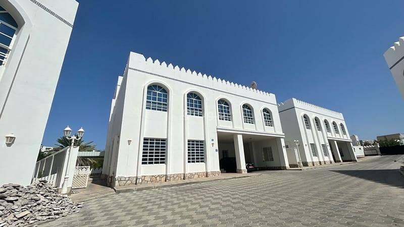 فيلا 5 غرف نوم للإيجار في قرم، مسقط