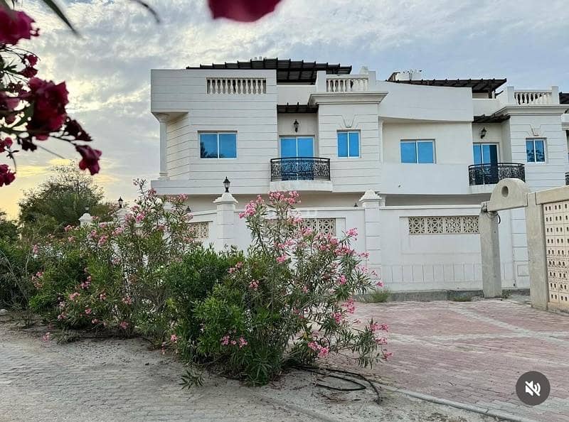 فيلا 5 غرف نوم للإيجار في قورم مسقط