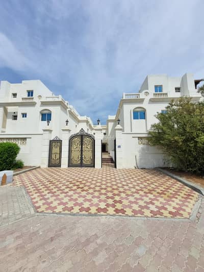 فیلا 4 غرف نوم للايجار في القرم، مسقط - فيلّا مكونة من 4 غرف نوم للإيجار في قُرم، مسقط