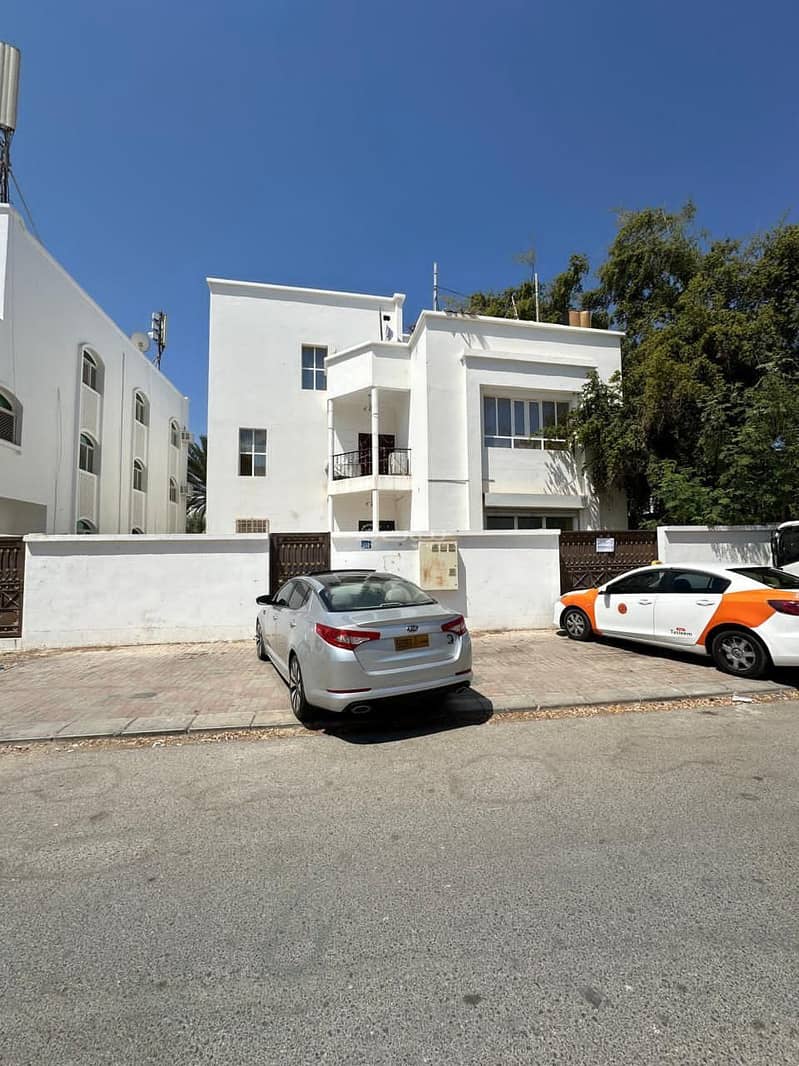 عقار تجاري للبيع في عذيبة مسقط