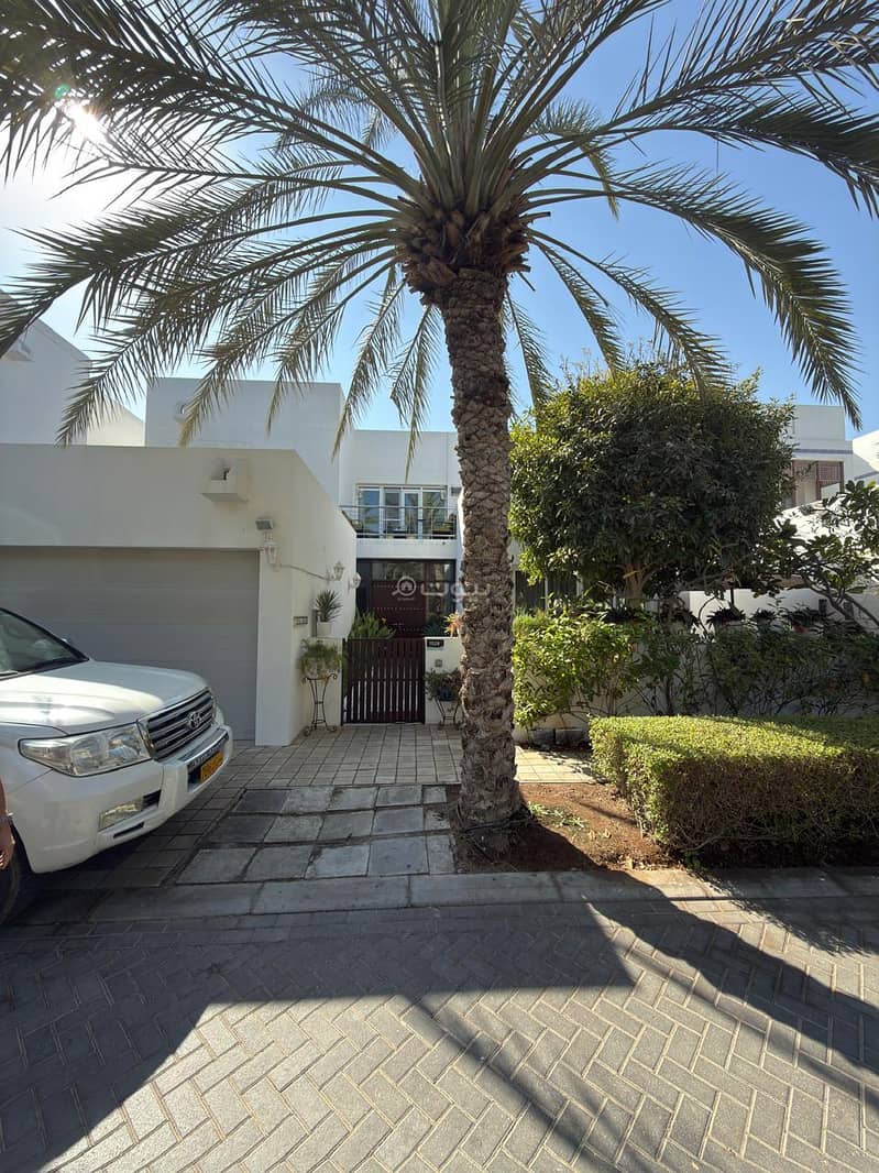 فيلا مكونة من 4 غرف نوم للبيع في الواحة (الموج) مسقط