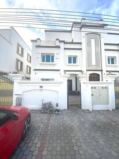 فیلا 4 غرف نوم للايجار في العذيبة، مسقط - فيلا 4 غرف نوم للإيجار في عزيبة، مسقط