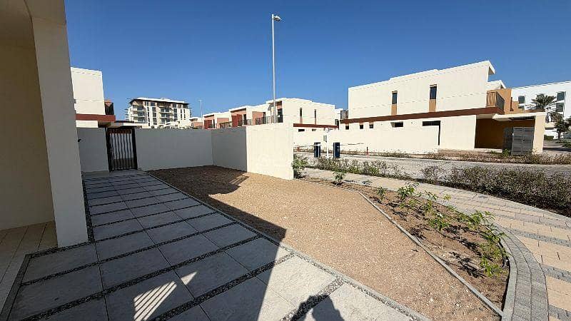 فيلا مكونة من 4 غرف نوم للبيع في الموج مسقط فيلا مكونة من 4 غرف نوم للبيع في الموج مسقط