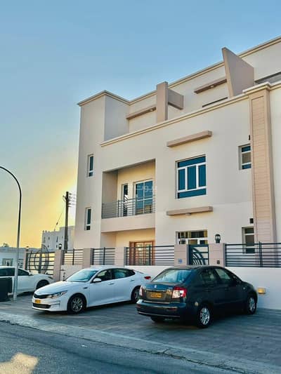 فیلا 6 غرف نوم للايجار في العذيبة، مسقط - فيلا مكونة من 6 غرف نوم للإيجار في العذيبة، مسقط