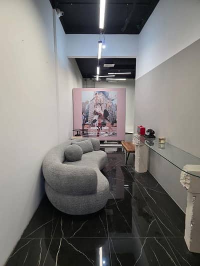 عقارات تجارية اخرى  للايجار في مدينة السلطان قابوس، مسقط - 63 متر مربع مساحة تجارية مفروشة للإيجار في مدينة السلطان قابوس، مسقط