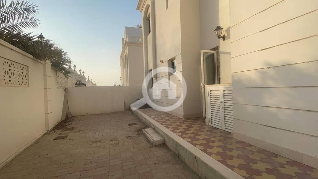 6Me28 Fabulous 5BHK Villa for rent in Qurm, Al Sarooj Street Bayut.om